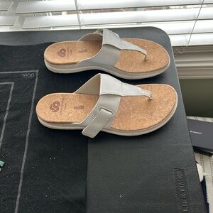 Clark’s Cloudsteppers White Cork Sole Sandals
Size 8